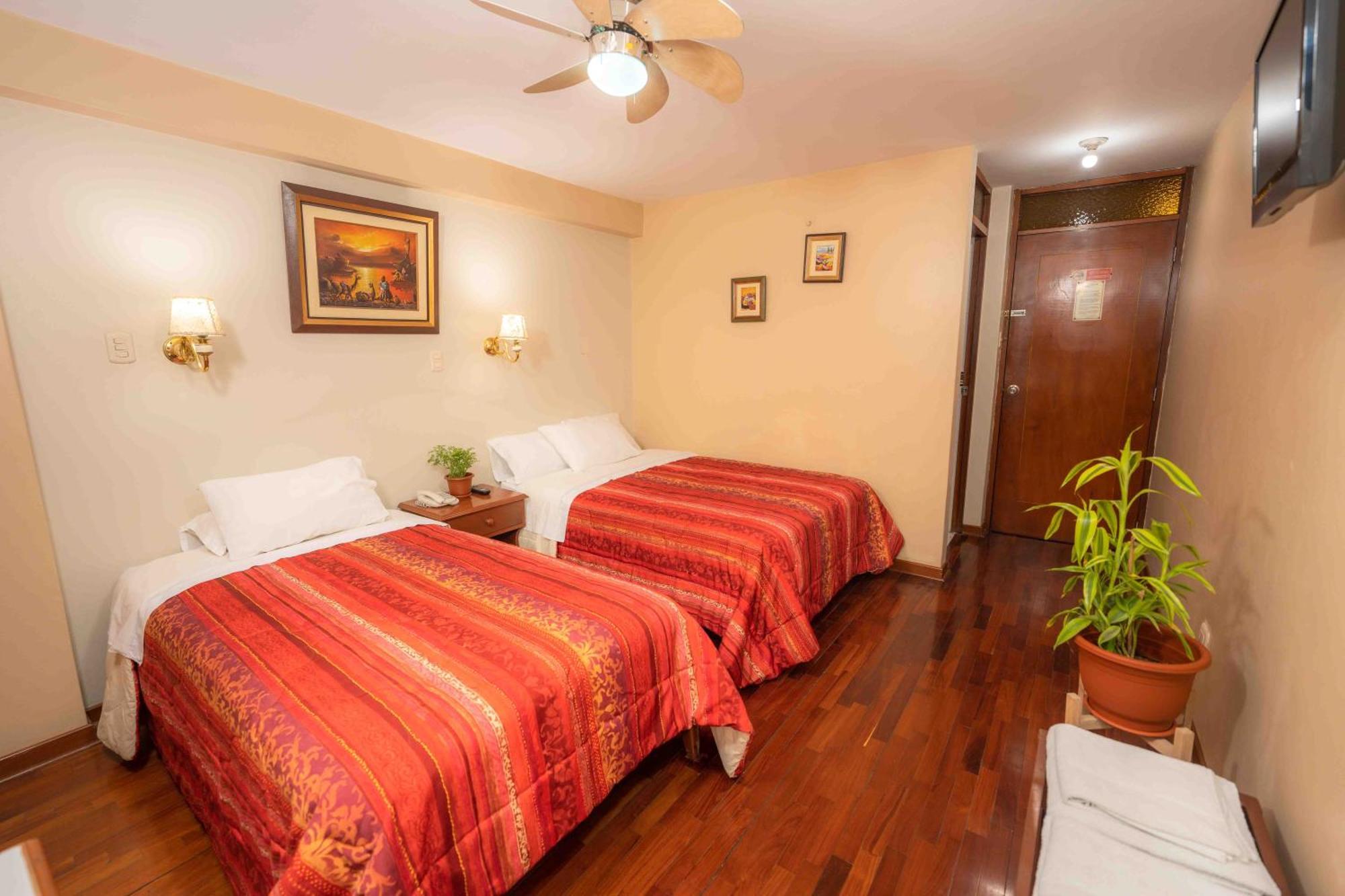 Hotel Manhattan Inn Airport Лима Екстериор снимка