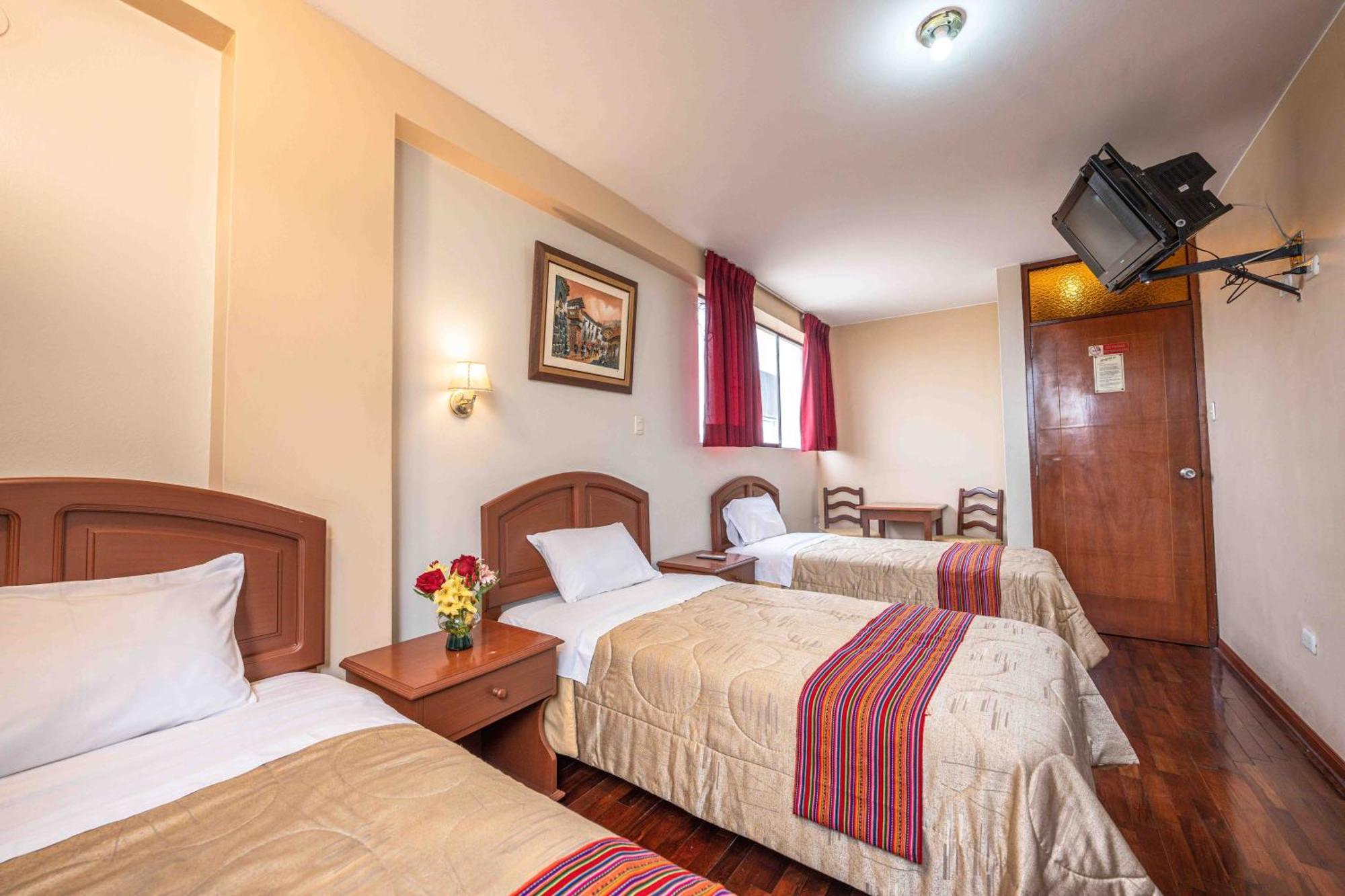 Hotel Manhattan Inn Airport Лима Екстериор снимка